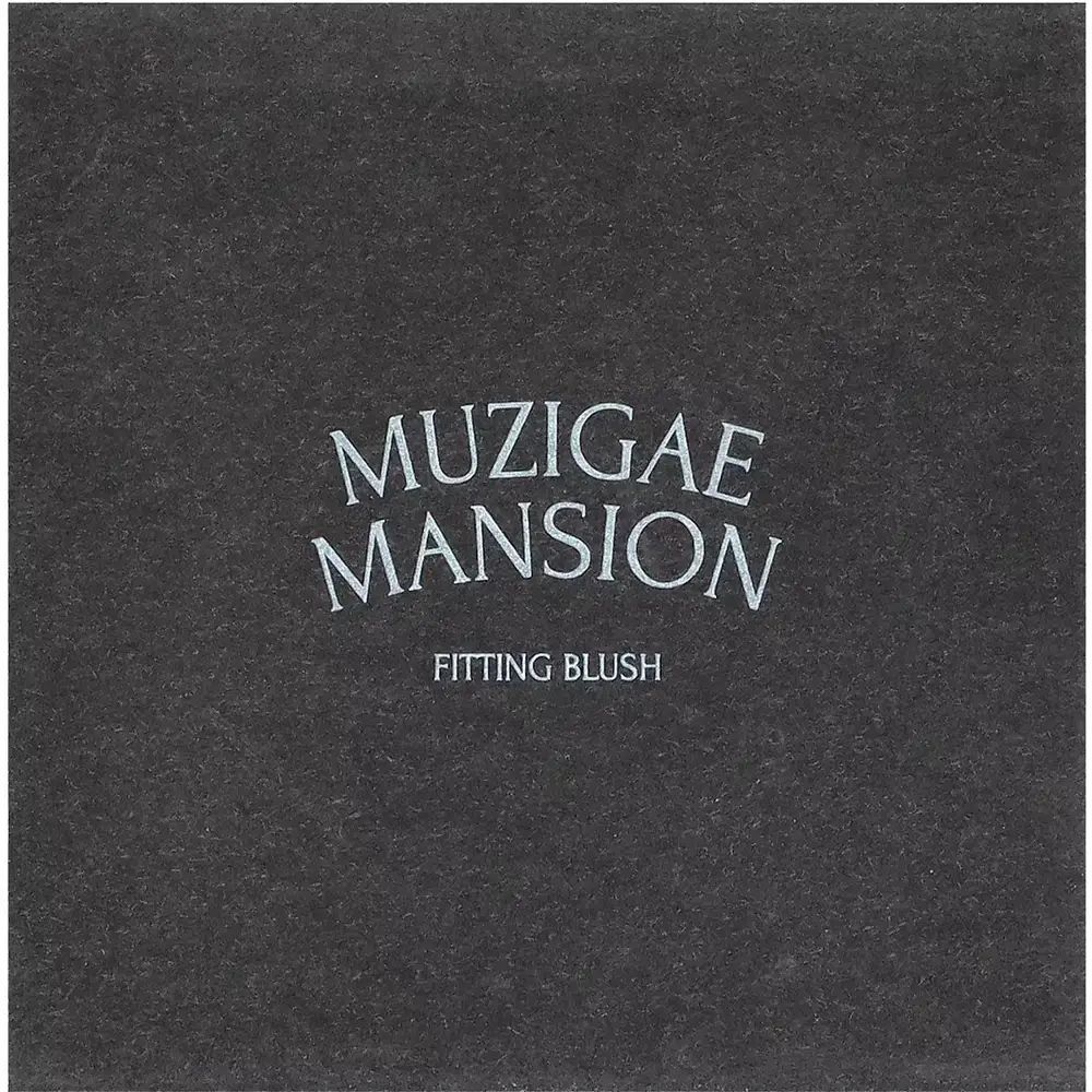 Zwarte achtergrond met witte tekst: MUZIGAE MANSION, FITTING BLUSH.