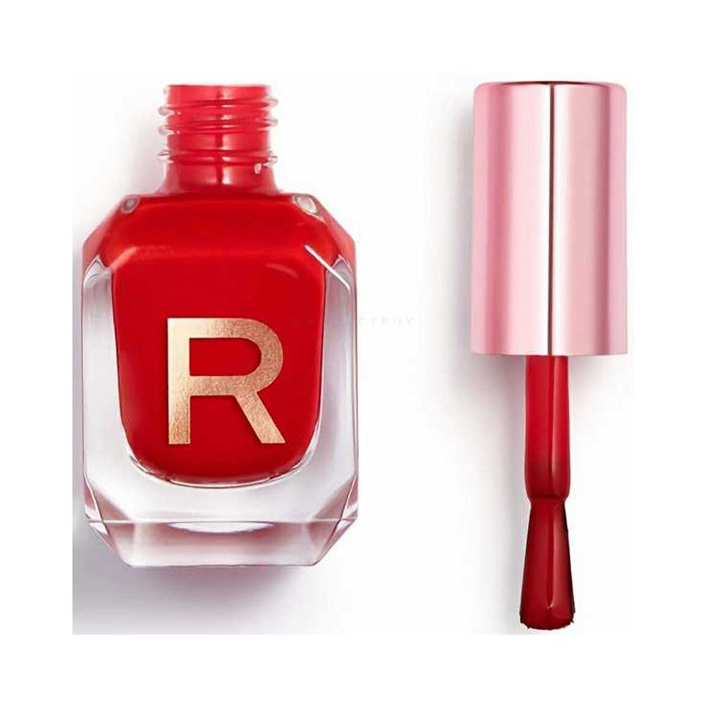 Rode nagellak in een transparante fles met roze dop en applicator.
