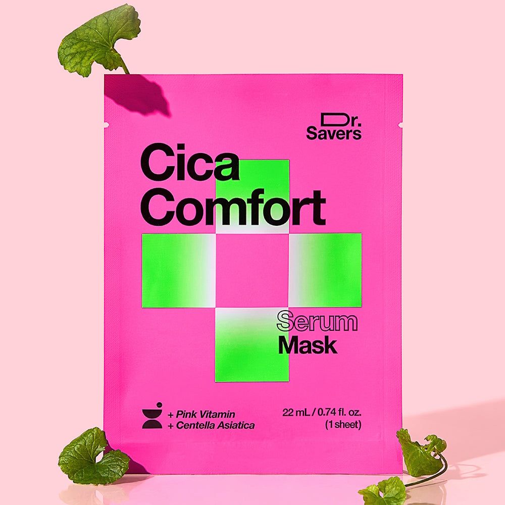 IT'S SKIN Dr. Savers Cica Comfort serummasker, roze verpakking, omringd door groene bladeren.