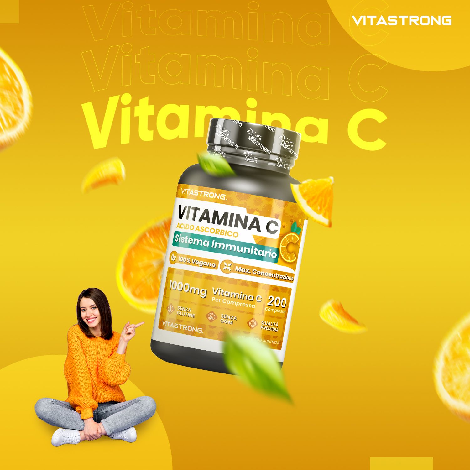 Vrouw wijst naar Vitastrong Vitamine C tabletten. Zwarte fles, geel etiket. 200 tabletten, 1000mg. Tekst: Immuunsysteem. Veganistisch.