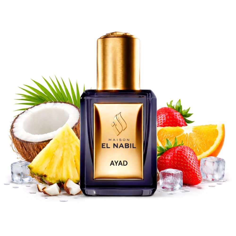 Flacon de parfum bleu foncé avec bouchon et étiquette dorés, entouré de fruits et de glaçons.
