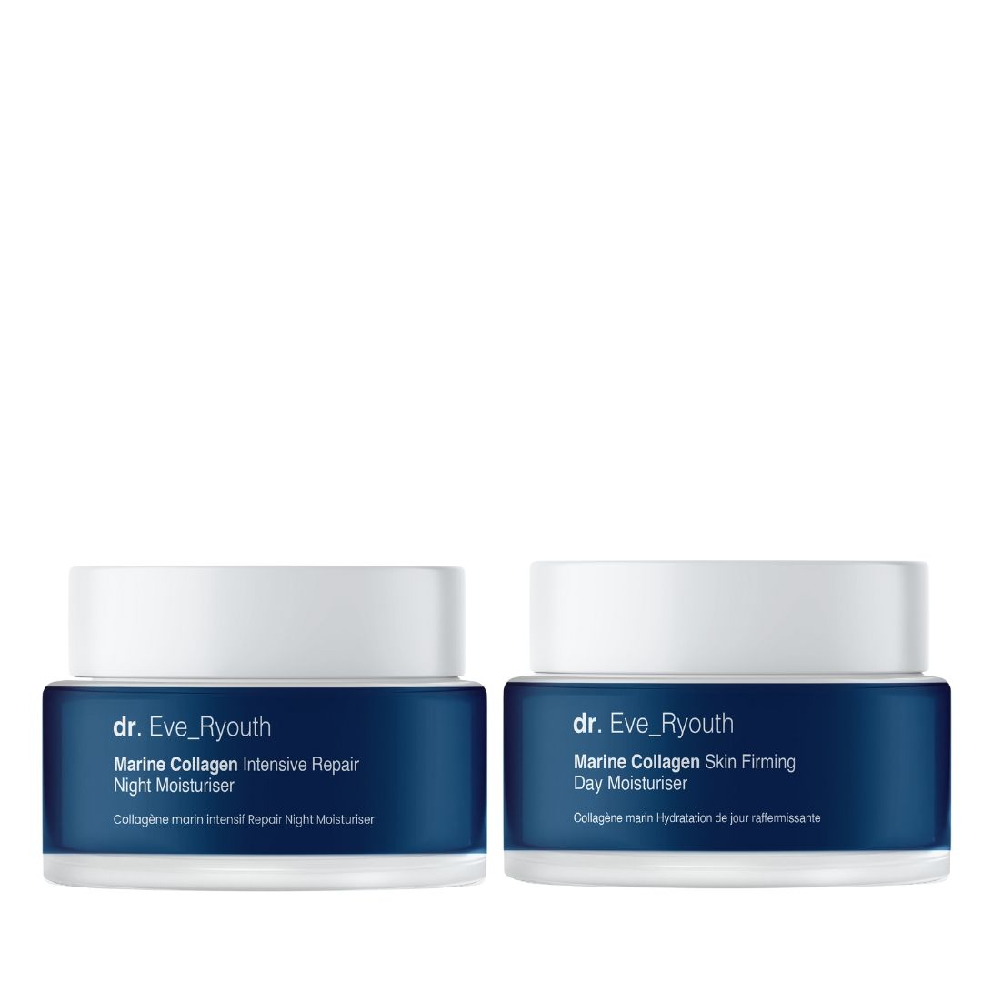 Deux pots avec couvercles blancs et étiquettes bleues. L'un indique "Marine Collagen Intensive Repair Night Moisturiser", l'autre "Marine Collagen Skin Firming Day Moisturiser".