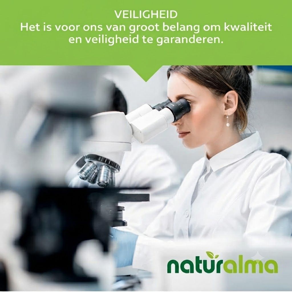 Wetenschapper met microscoop in een laboratorium.