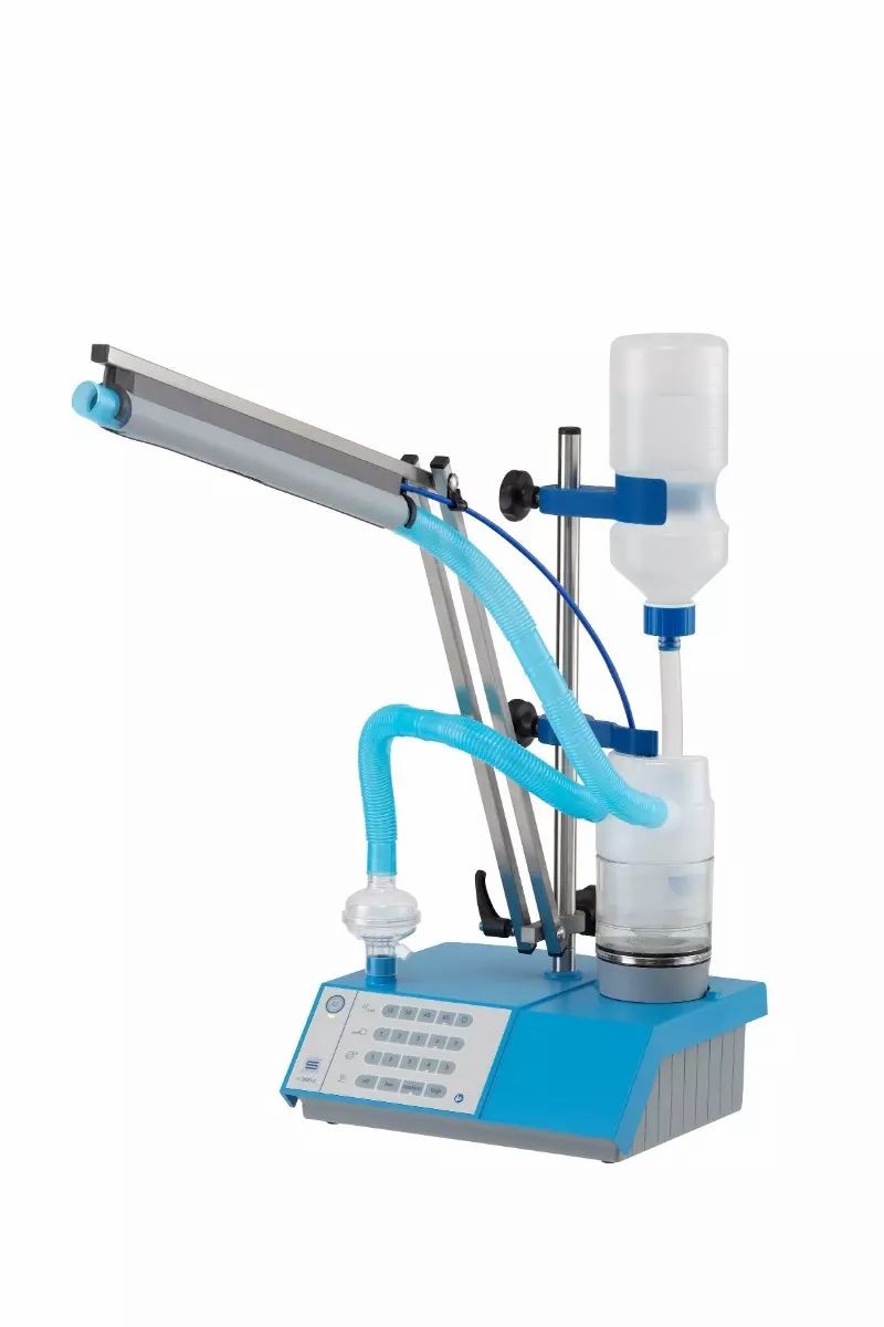 Nébuliseur à ultrasons avec base bleue, réservoir d'eau, chambre de nébulisation et bras réglable.