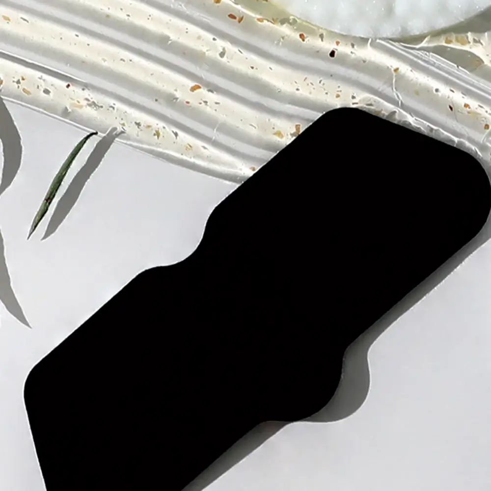 Masque nasal noir de forme incurvée, adapté au nez.