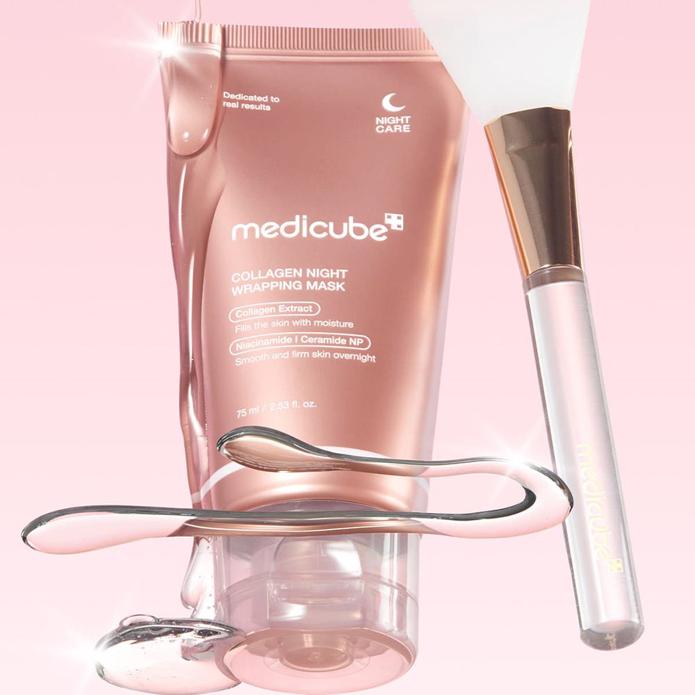 MEDICUBE Collagen Night Wrapping Mask, borstel en applicator. Roze achtergrond. Product en accessoires.