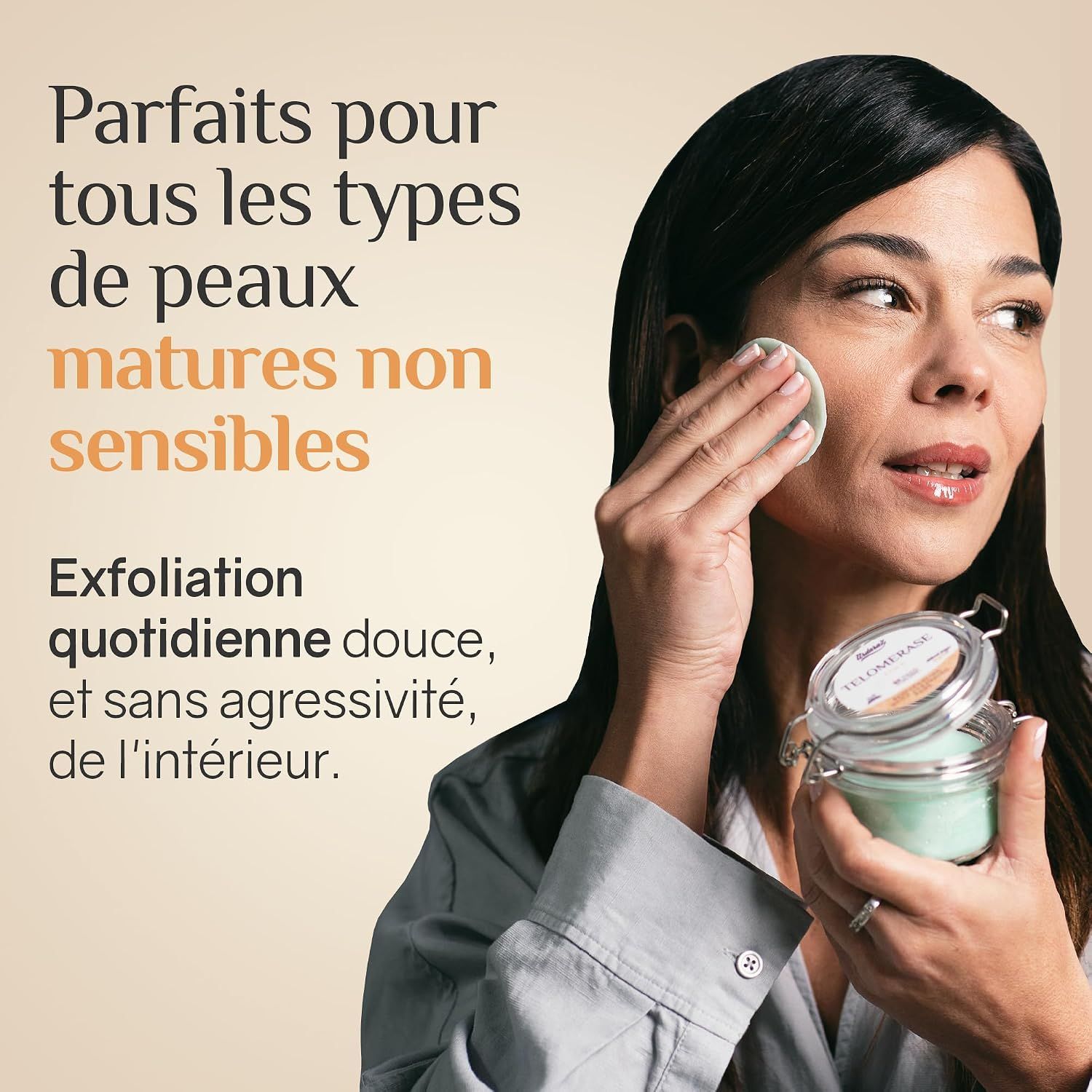 Femme à la peau mature non sensible appliquant les disques Ardaraz. Gommage quotidien doux.