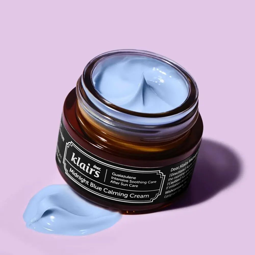 Open potje met blauwe crème. Opschrift: klairs Midnight Blue Calming Cream. Crème ernaast.