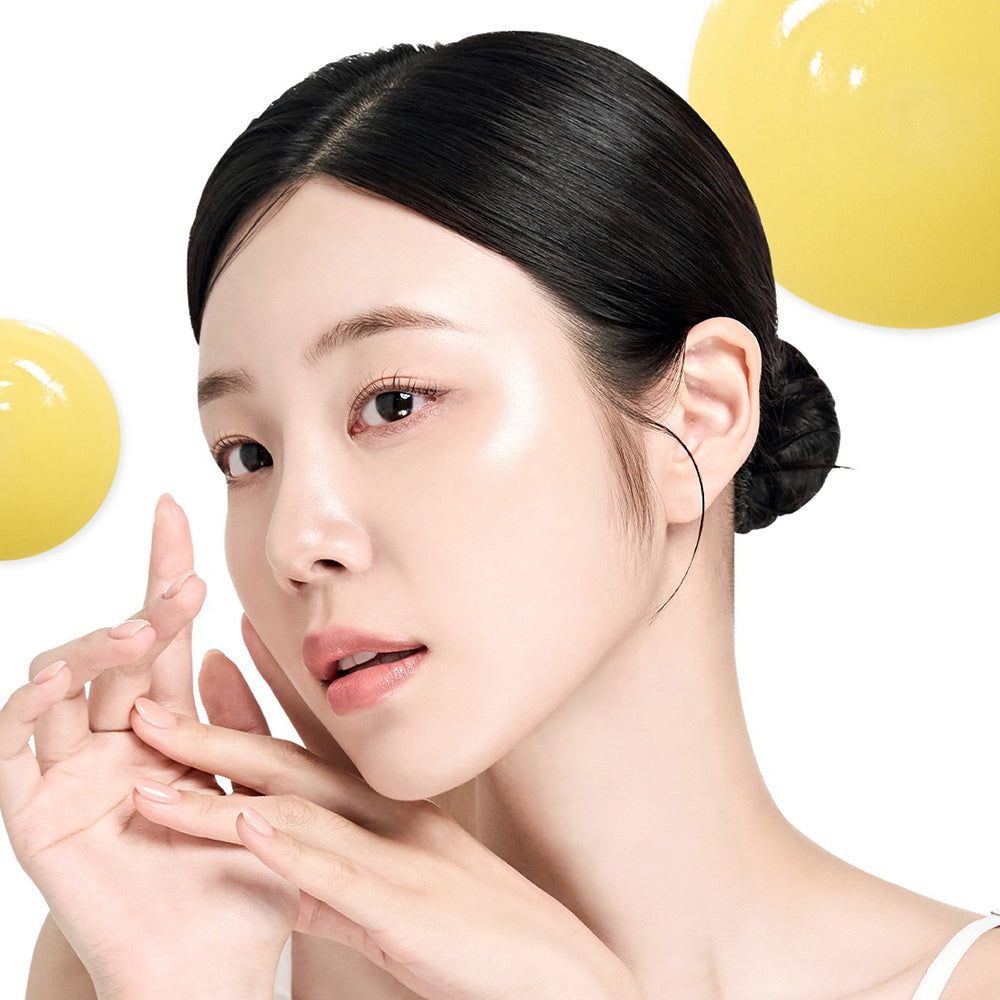 Femme à la peau lisse à côté de la crème contour des yeux Dr. Melaxin Retinol.