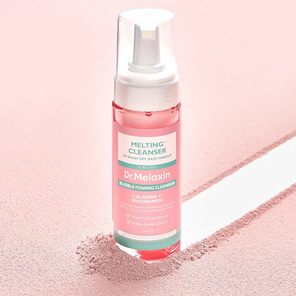 Nettoyant moussant Dr. Melaxin sur fond rose avec de la poudre.