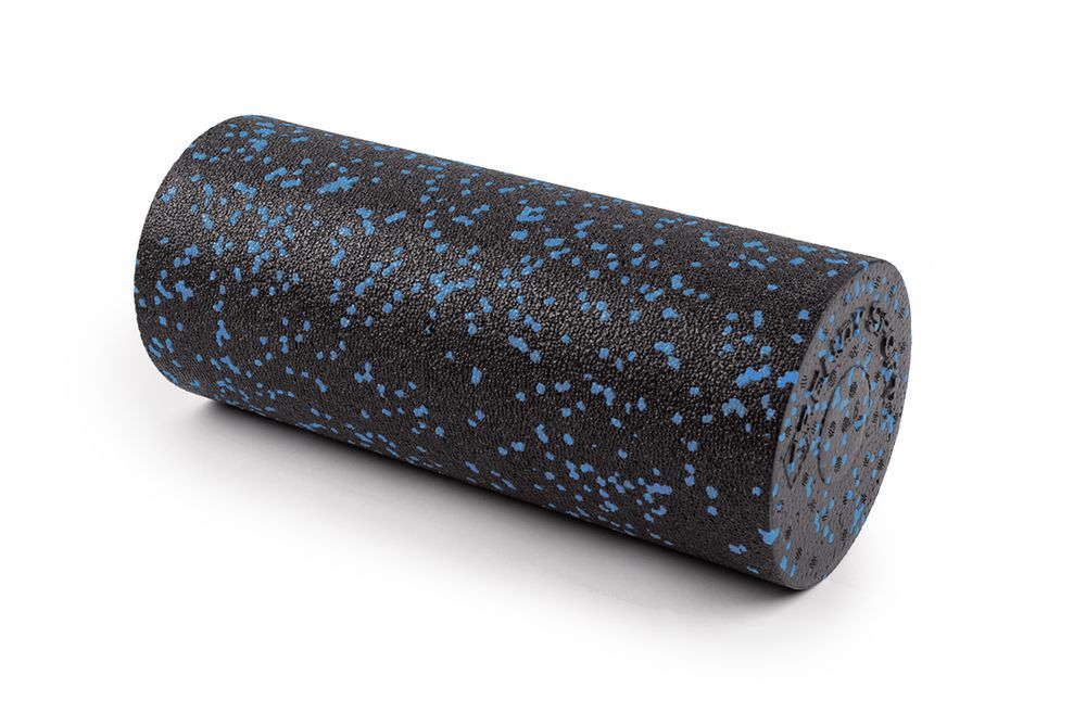Rouleau de fascia bleu avec des points colorés. Forme cylindrique. Sur fond blanc.