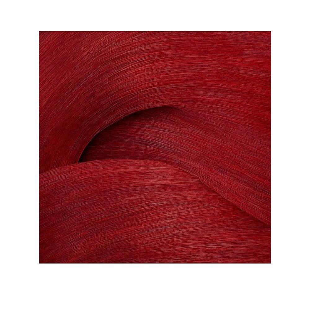 Gros plan sur des cheveux rouges ondulés. La texture des cheveux est clairement visible.