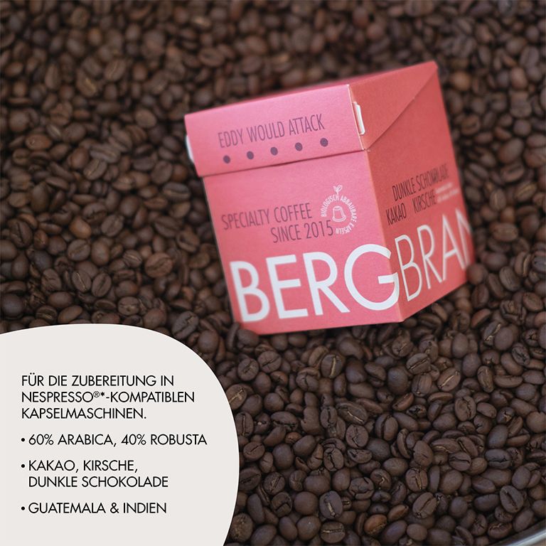 Emballage rouge sur des grains de café. Inscription : BERGBRAND, Eddy would Attack, Kapselkaffee. Texte : 60% Arabica, 40% Robusta.