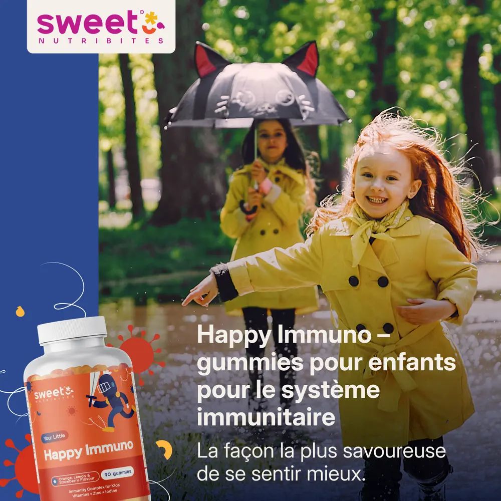 Deux filles sous la pluie. L'une pointe une bouteille Happy Immuno. Nom du produit et logo.