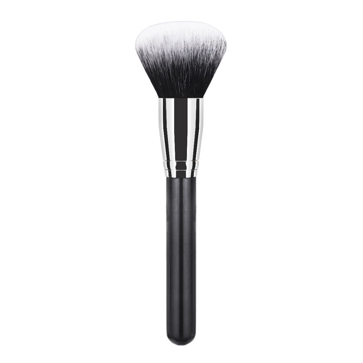 Un pinceau à poudre avec manche noir et virole argentée. Les poils sont blancs avec des pointes noires.