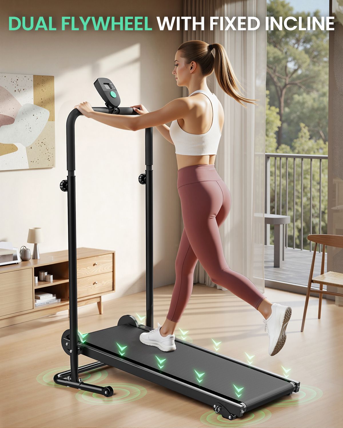 Vrouw traint op een zwart, handmatig loopband. Met handgrepen en display. Woonkamer op de achtergrond.