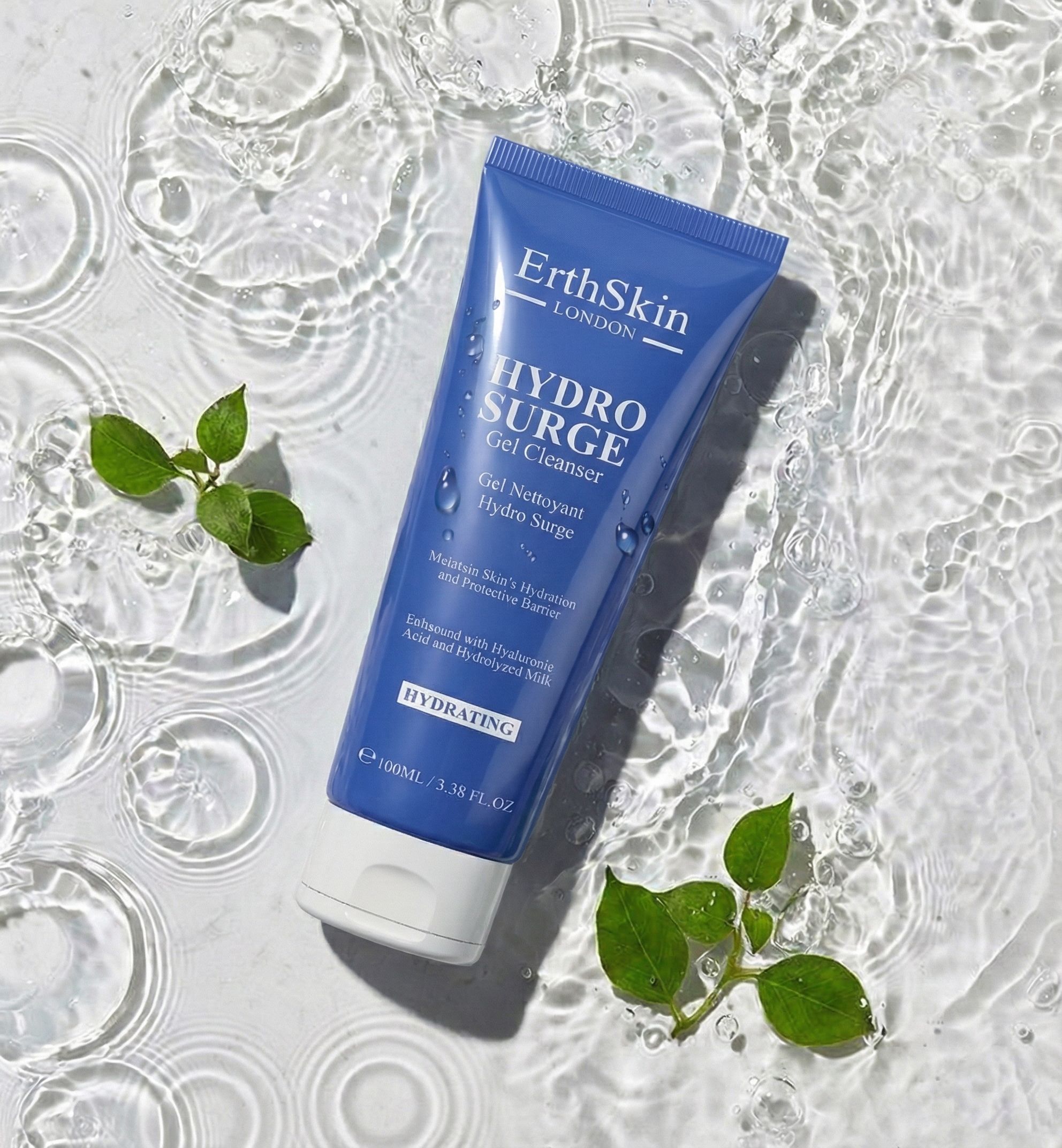 Tube bleu avec texte. Eau avec feuilles en arrière-plan. Nom du produit: HYDRO SURGE Gel Cleanser.