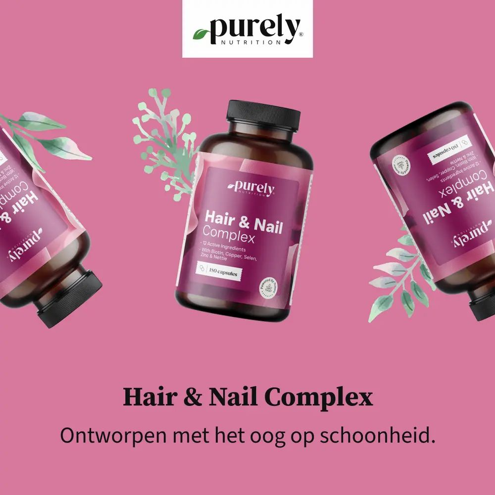Drie flessen Purely Hair & Nail Complex op een roze achtergrond. Eén fles staat centraal.