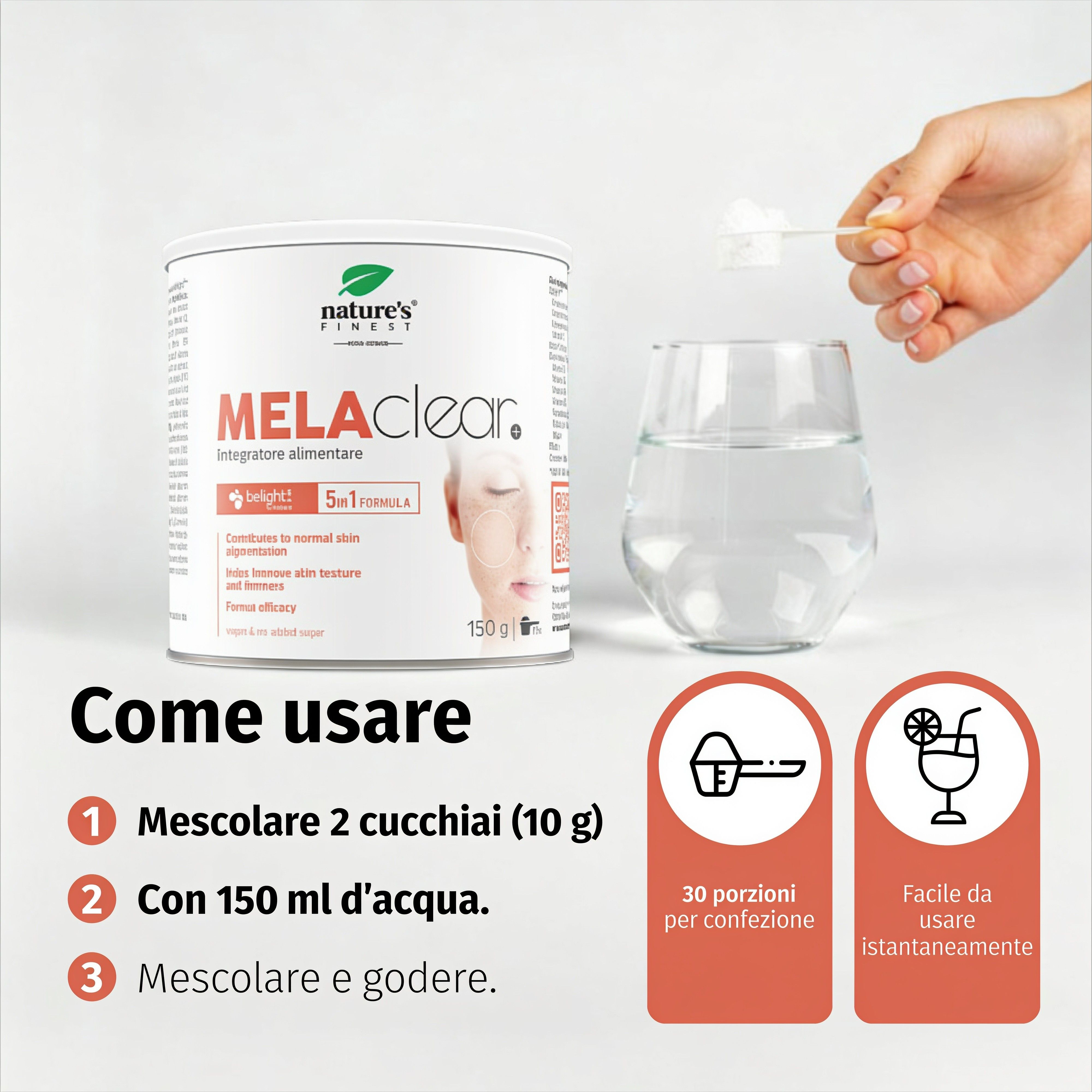 MELAclear+ blik naast glas water. Lepel met poeder wordt toegevoegd. Gebruiksaanwijzing: Meng 2 schepjes met 150ml water.