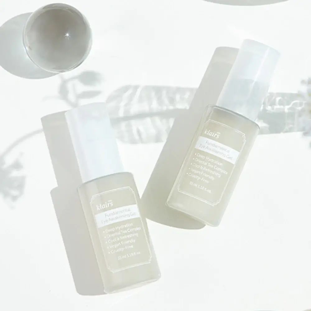 Twee pompflacons. Opschrift: Fundamental Eye Awakening Gel, klairs. 15 ml. Transparante vloeistof.