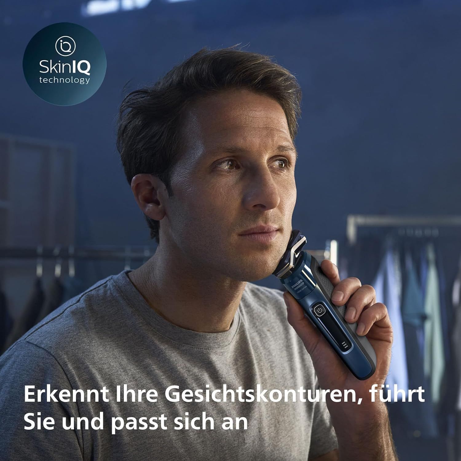 Homme se rasant avec Philips Shaver 7000 Series. Corps noir, têtes de rasage bleues. Texte : Reconnaît les contours de votre visage, vous guide et s'adapte.