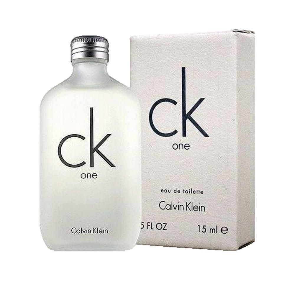 Fles en verpakking van Calvin Klein CK One. Wit glas, zilveren dop, zwart logo. Verpakking met logo en tekst.