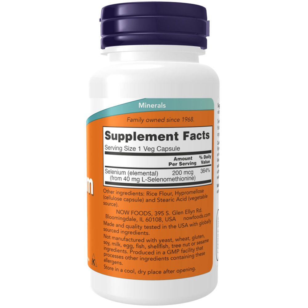 Achterkant fles. Opschrift: Supplement Facts. Bevat Selenium (elementair) 200 mcg. Ingrediëntenlijst en fabrikantinfo.