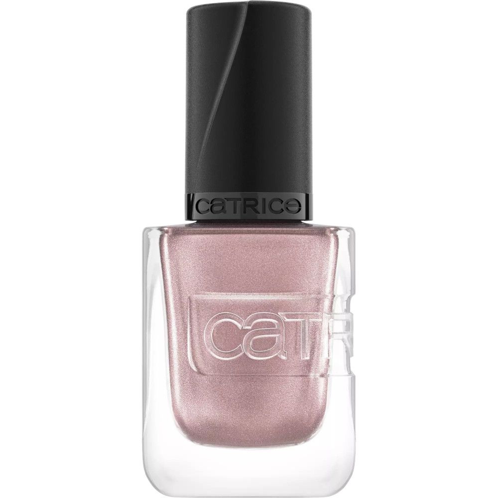 Flacon de vernis à ongles. Couleur rose scintillant. Bouchon noir avec inscription "catrice". Flacon en verre transparent.