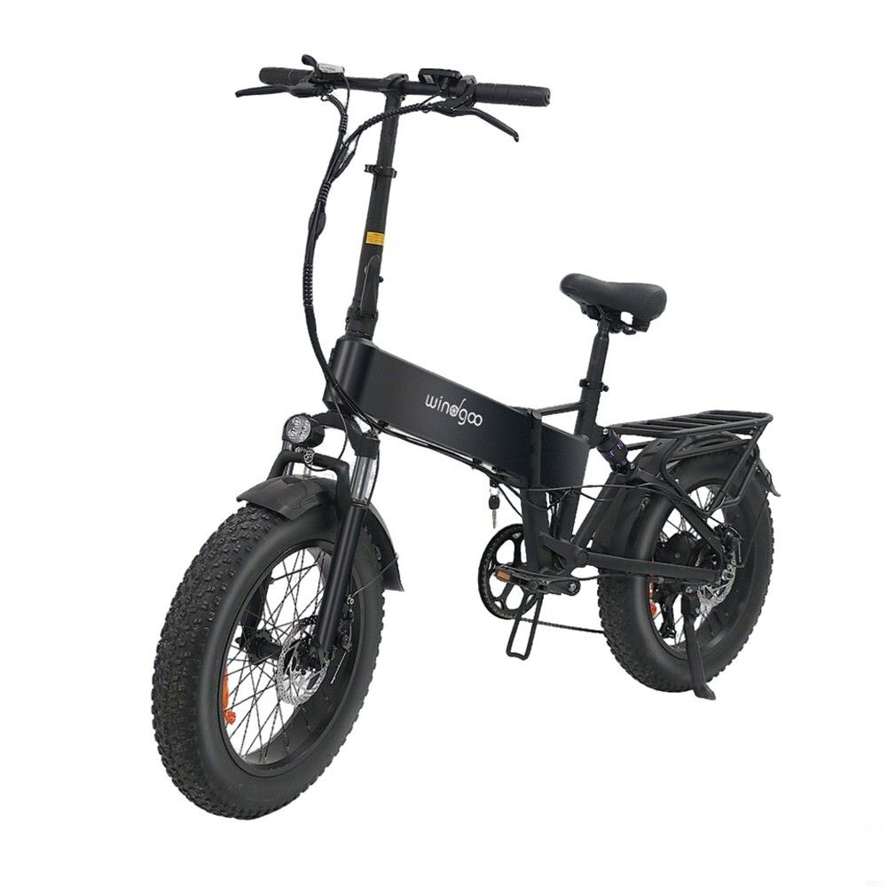 Zwarte e-bike met brede banden, bagagedrager en koplamp. Het woordmerk "windgoo" is zichtbaar op het frame.
