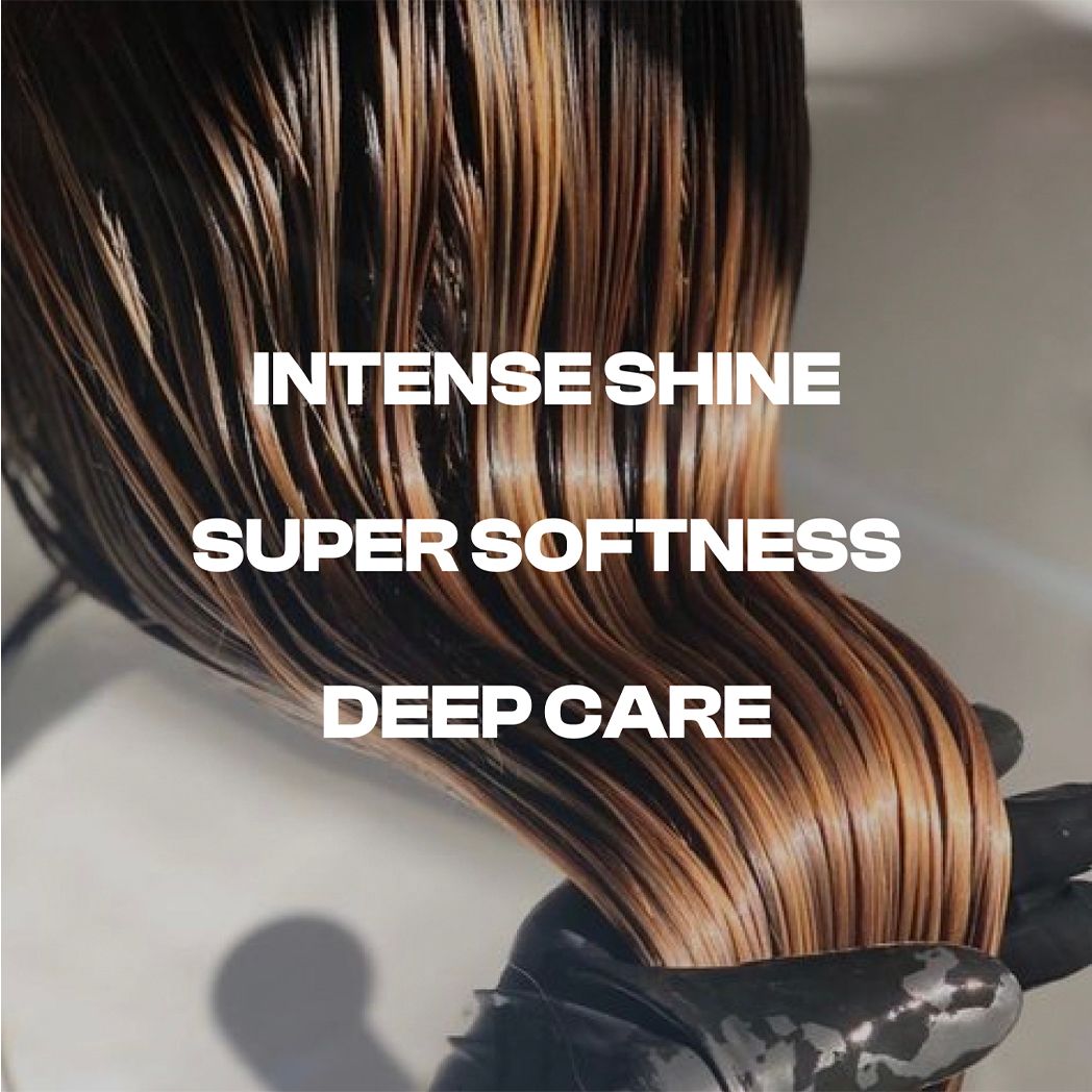 Mèche de cheveux avec texte : INTENSE SHINE, SUPER SOFTNESS, DEEP CARE. Gant noir.