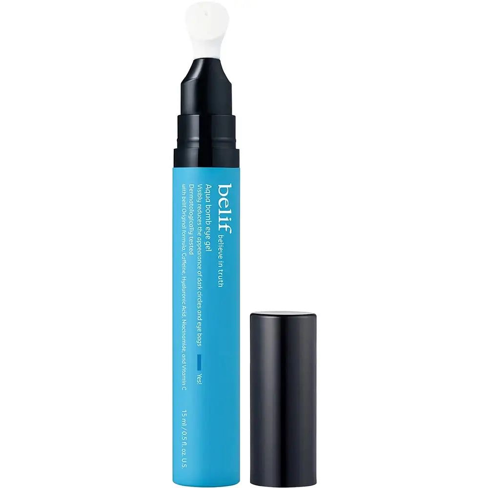 Belif Aqua Bomb Eye Gel in een blauwe applicator met verwijderd deksel.