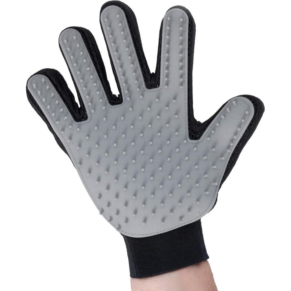 Gant de massage gris avec bordures noires. Picots en silicone sur la paume. Bracelet noir au poignet. Pour animaux de compagnie.