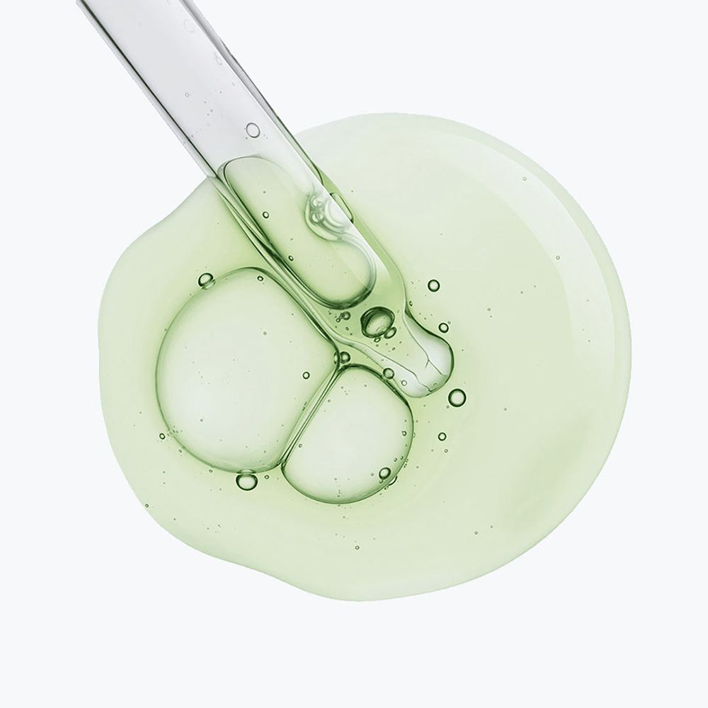 Pipet met serum op witte achtergrond. Serum met bellen.