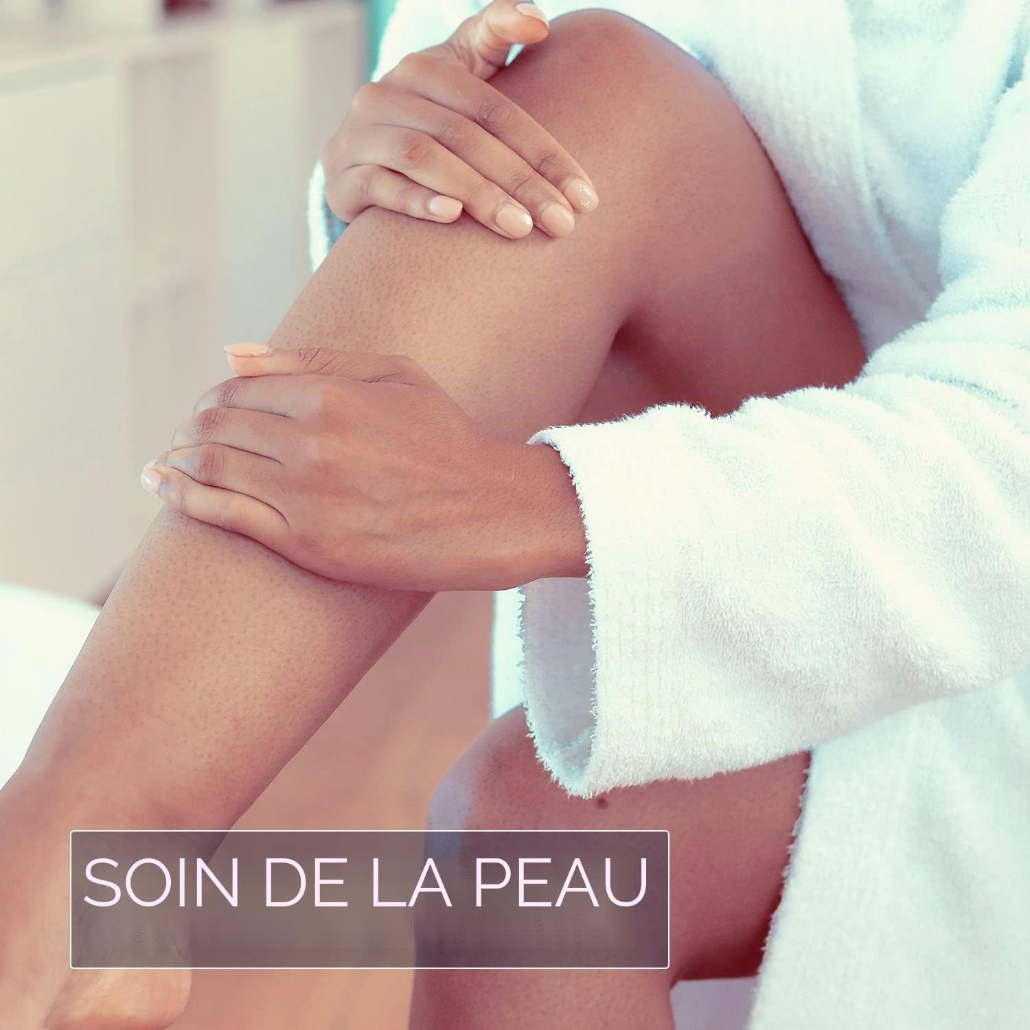 Femme en peignoir blanc touche sa jambe.