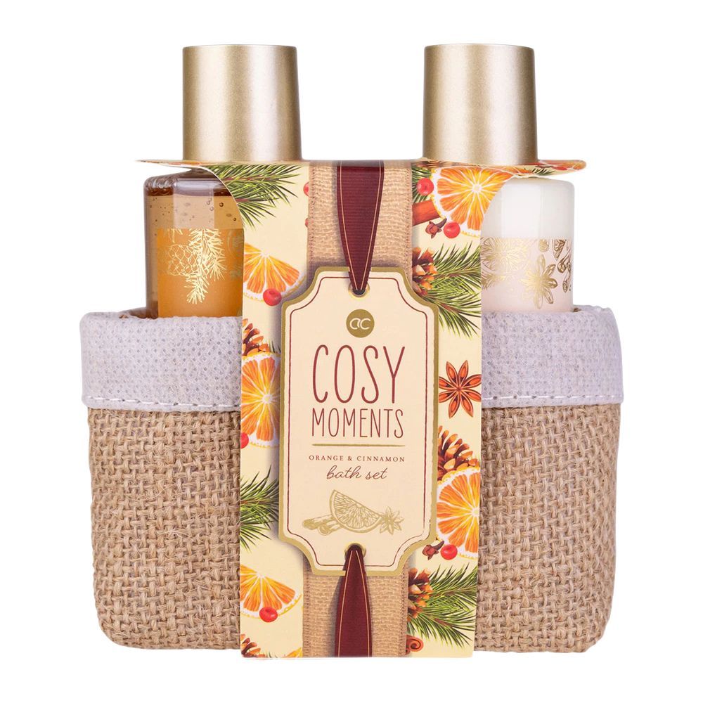 Coffret cadeau avec deux paniers contenant des produits. Étiquette "Cosy Moments Orange & Cannelle". Décoration d'oranges et de cannelle.