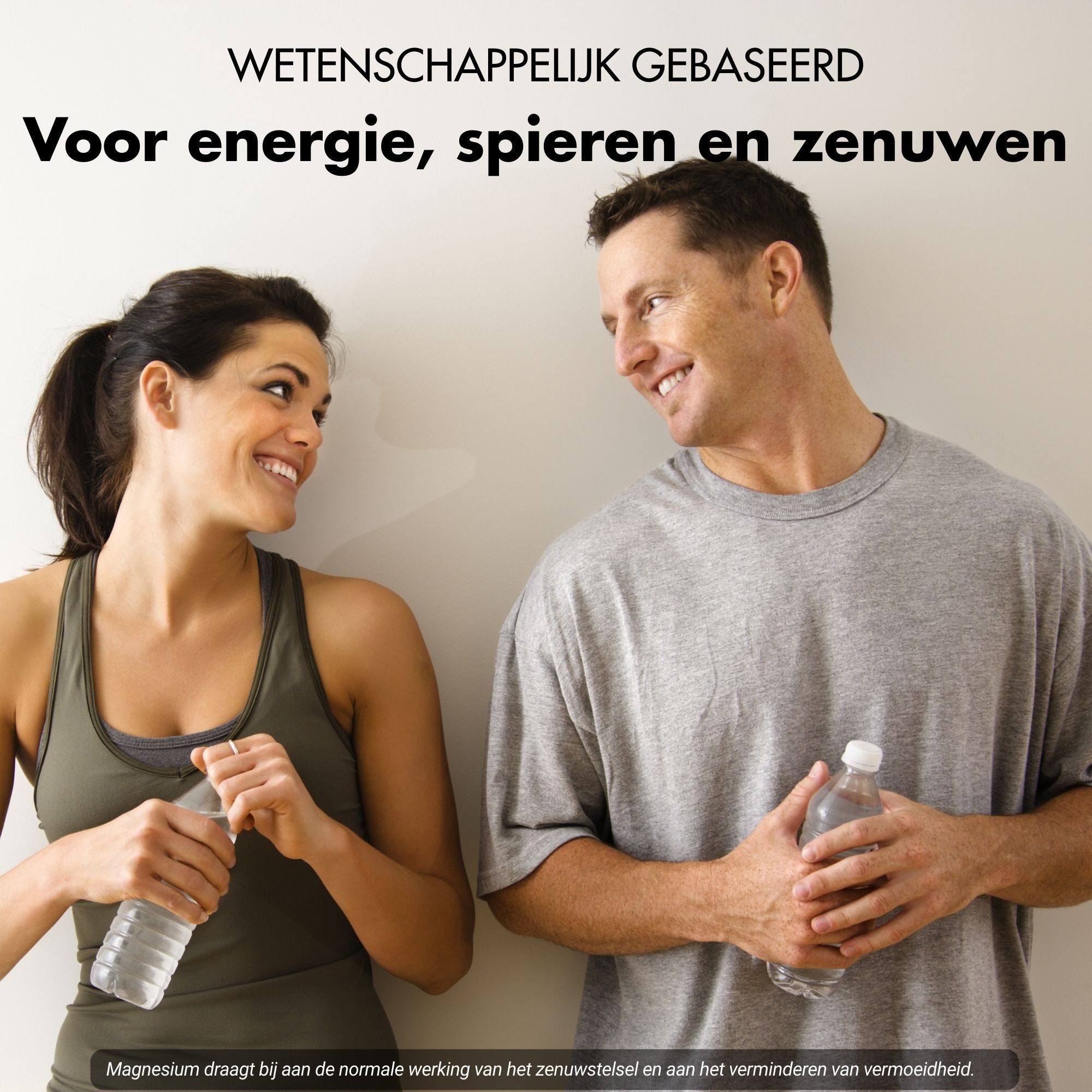 Een man en een vrouw houden waterflessen vast. Ze lachen naar elkaar. Witte achtergrond.