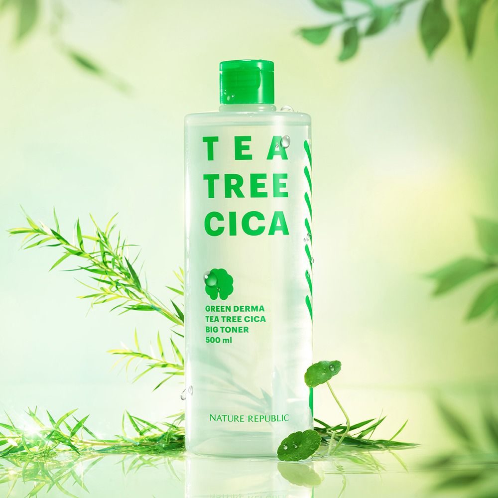 Flacon de toner avec bouchon vert, entouré de feuilles vertes. Inscription : TEA TREE CICA, GREEN DERMA, BIG TONER. Marque : NATURE REPUBLIC.