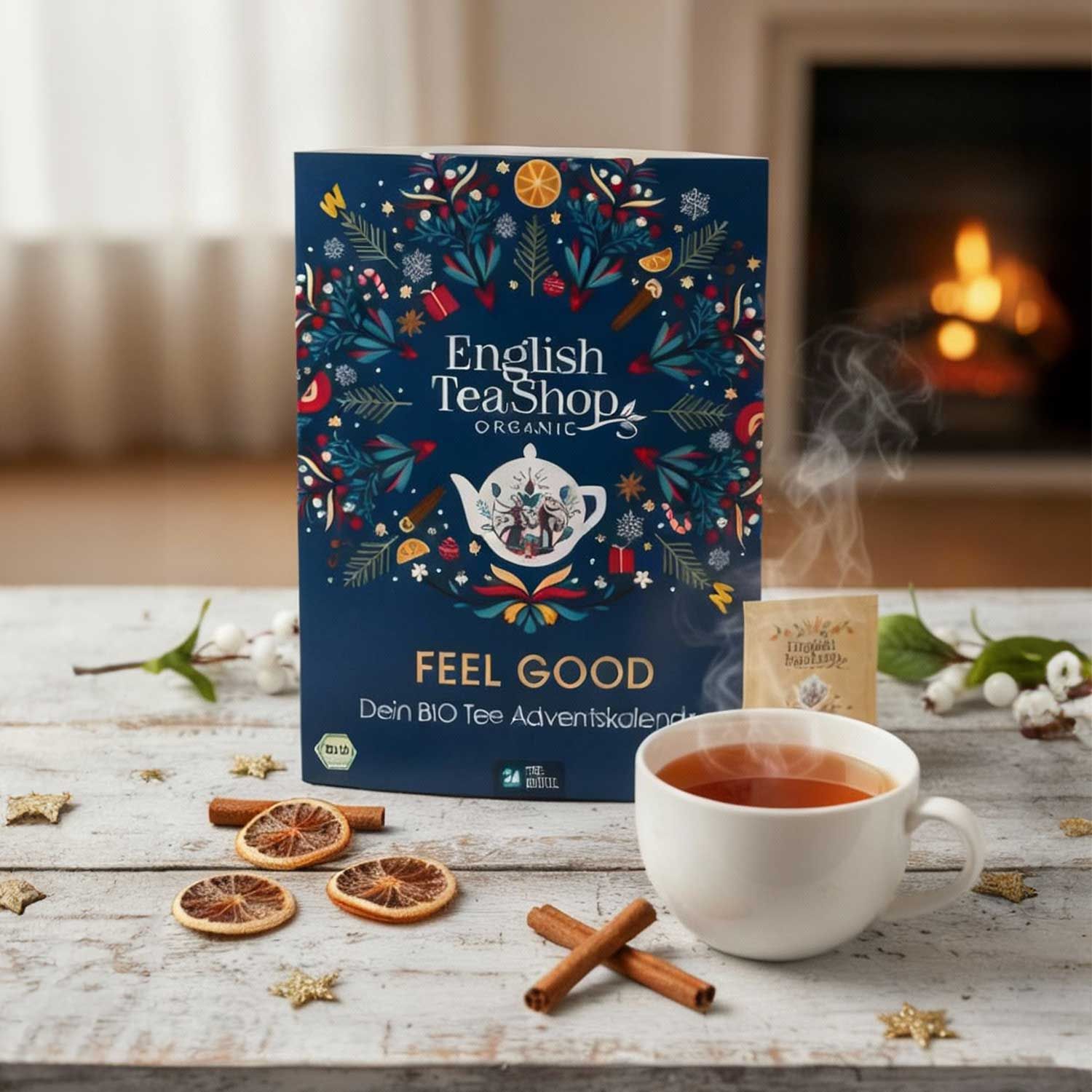 Adventskalender met thee, kopje thee, kaneelstokjes en gedroogde sinaasappelschijfjes. Opschrift: English Tea Shop Organic, Feel Good.