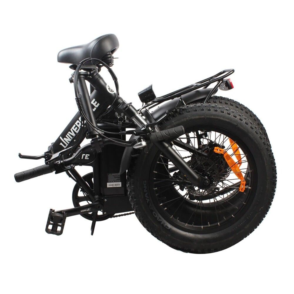 Vélo électrique noir plié à gros pneus. Marque Univercycle. Porte-bagages, selle, batterie.