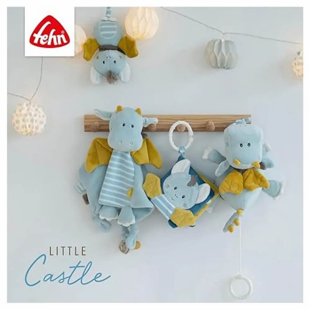 Meerdere vleermuismuziekdozen aan de muur. Tekst: Little Castle. Fehn-logo.