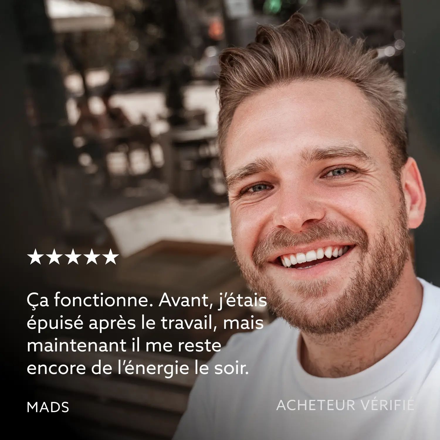 Portrait d'un homme souriant. Texte: 5 étoiles. Citation: J'ai encore de l'énergie le soir. Acheteur vérifié: MADS.