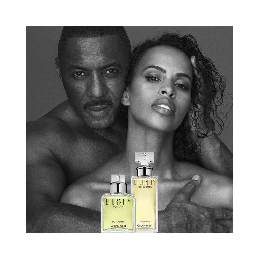 Photo en noir et blanc d'un homme et d'une femme s'embrassant, avec deux flacons. Inscription: ETERNITY FOR MEN, Eau de Parfum. CALVIN KLEIN.