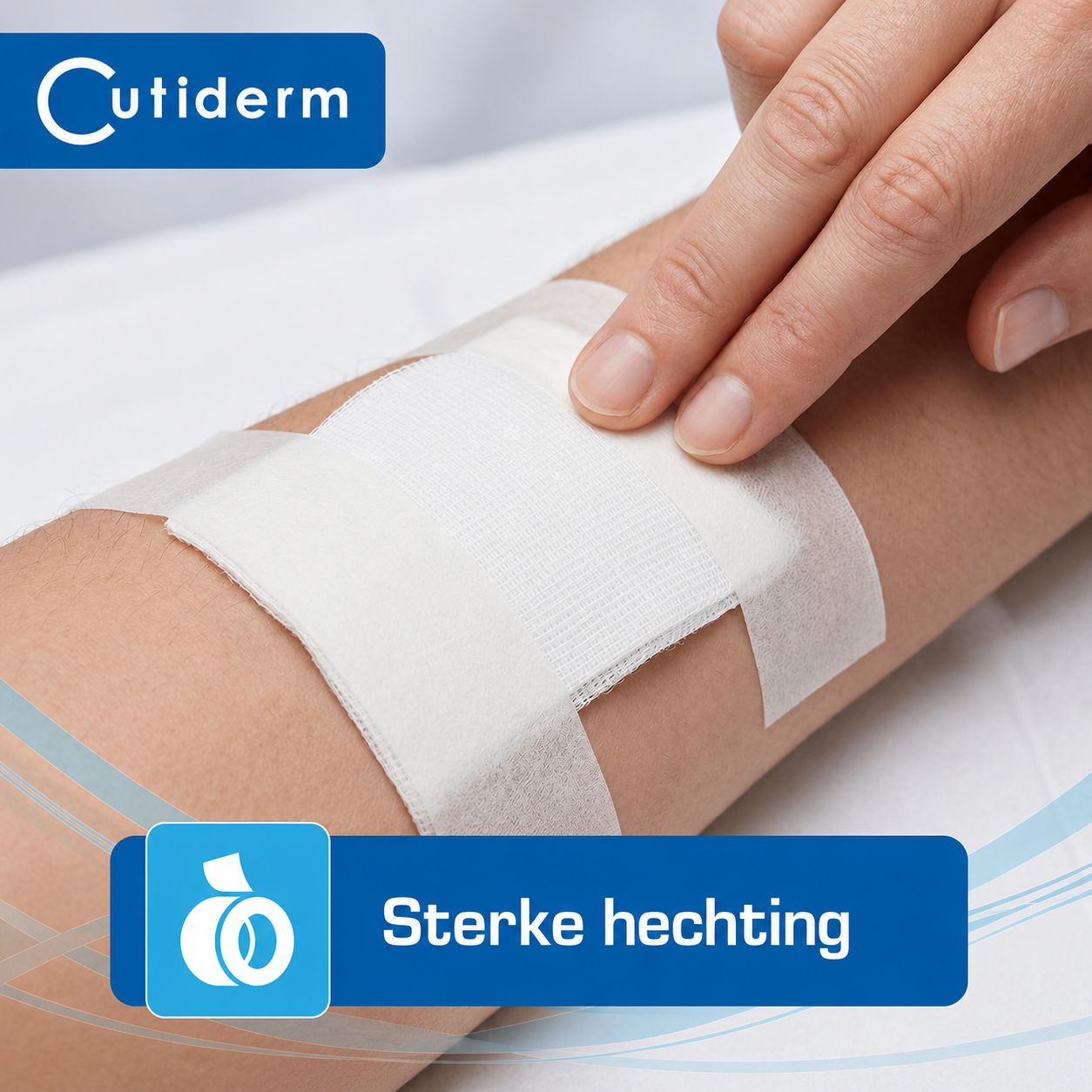 Een verband wordt op een arm aangebracht. Linksboven het logo 'Cutiderm'.