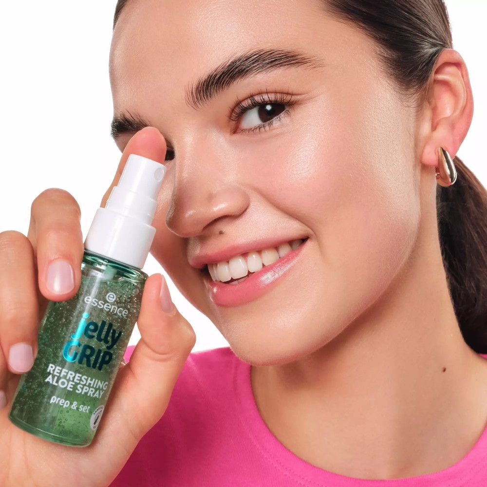 Une femme tient un spray vert. Inscription: Jelly Grip, Refreshing Aloe Spray, prep & set. Marque: essence.