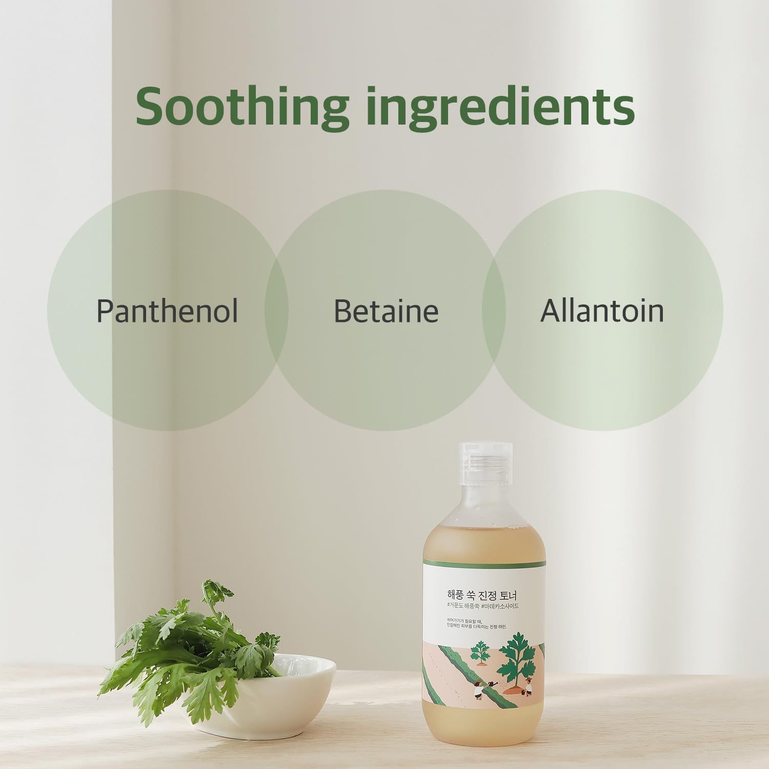 Tonerfles naast drie cirkels met tekst: 'Soothing ingredients' en ingrediënten.