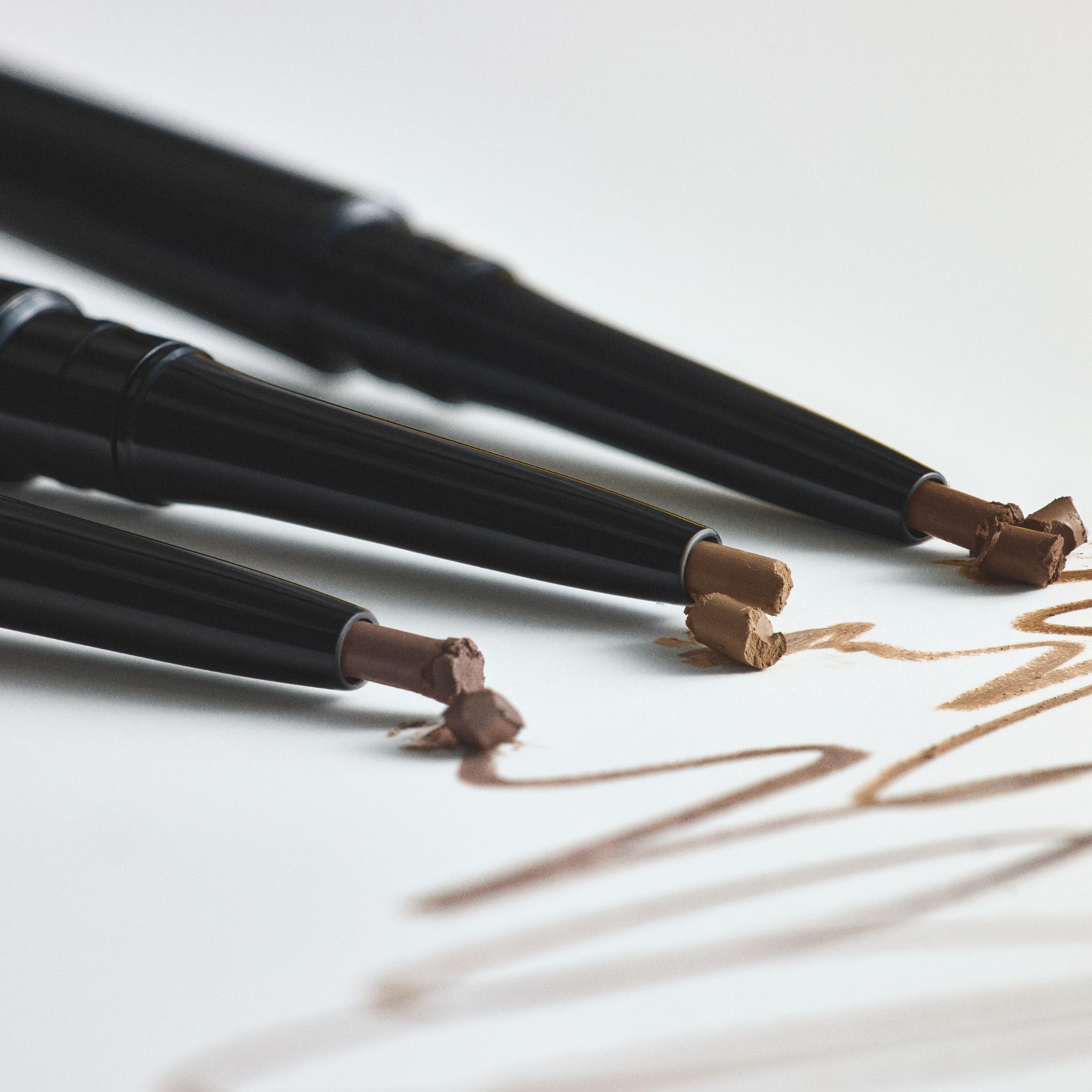 Trois crayons à sourcils RevitaLash Hi-Def : Cool Brown, Soft Brown et Warm Brown.