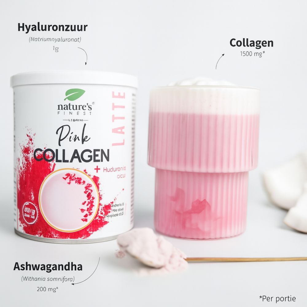 Nature's Finest Pink Collagen Latte blik en drank. Met hyaluronzuur en ashwagandha. Poeder op een lepel.