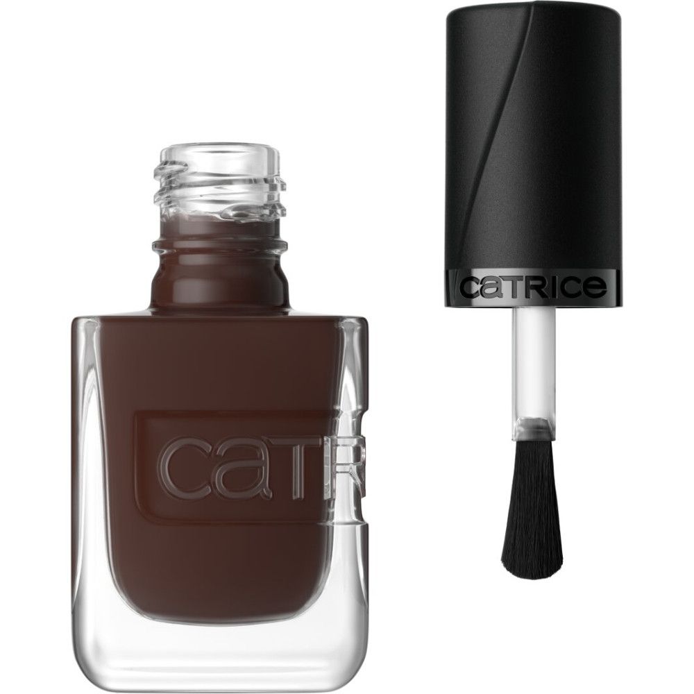Bruine nagellak in een transparante fles met zwarte dop en applicator. Merk 'catrice' in reliëf.
