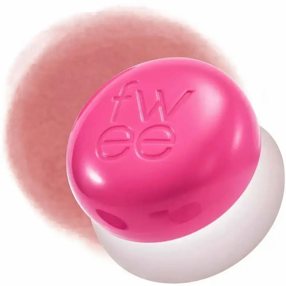 Roze lip- en wangkleur. De container heeft de tekst "fwee". Een roze vlek is op de achtergrond te zien.