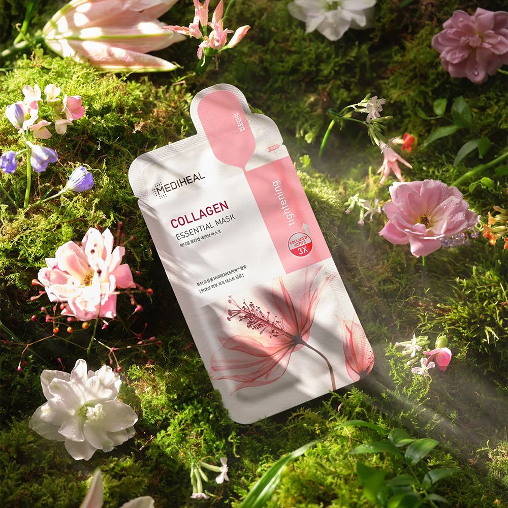 Masque facial au collagène sur mousse et fleurs. Emballage blanc avec accents roses. Texte: Collagen Essential Mask.